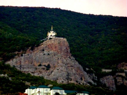 Святой храм на горном утёсе осеняет всех присутствующих своим благословением